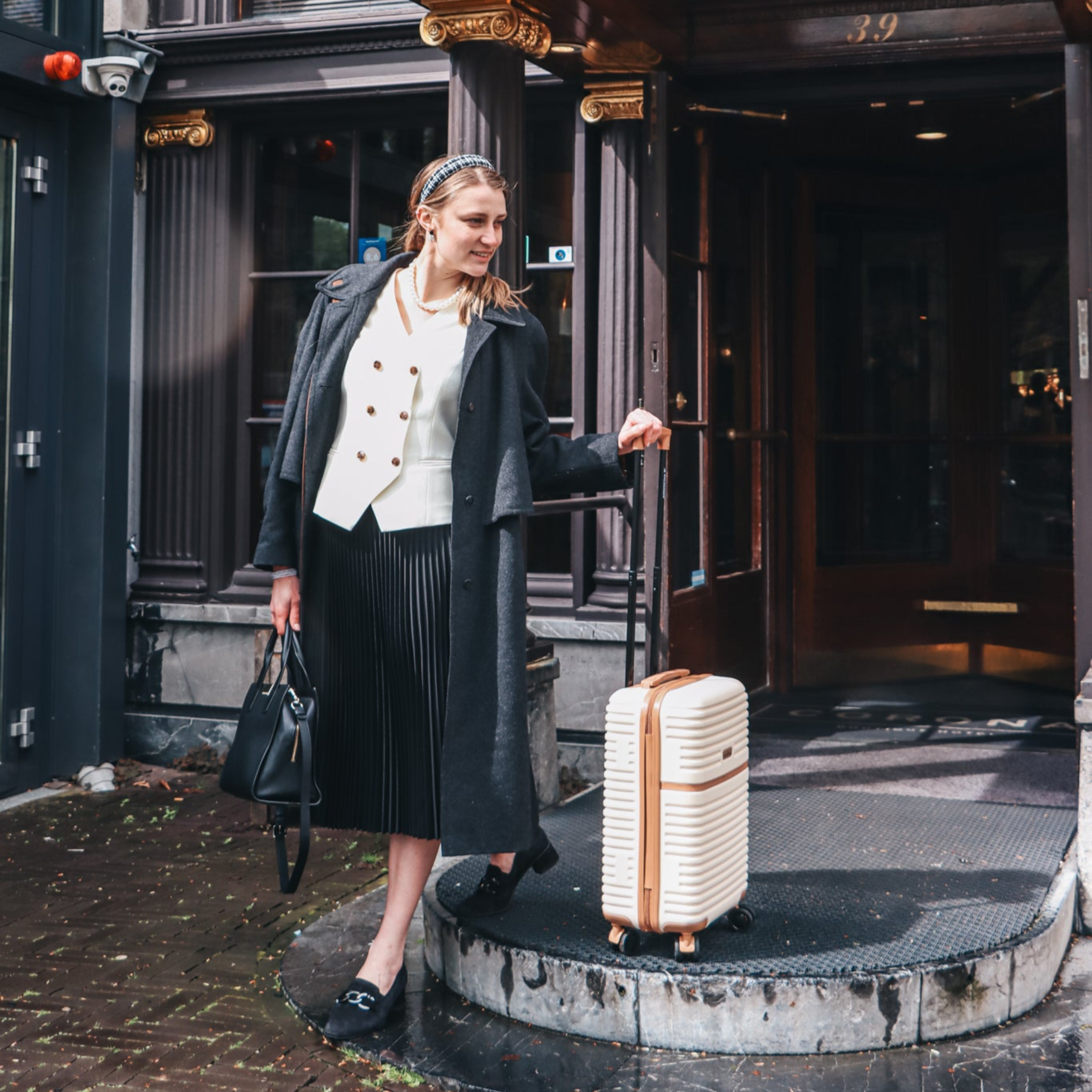 Classic pleated midi skirt in black
