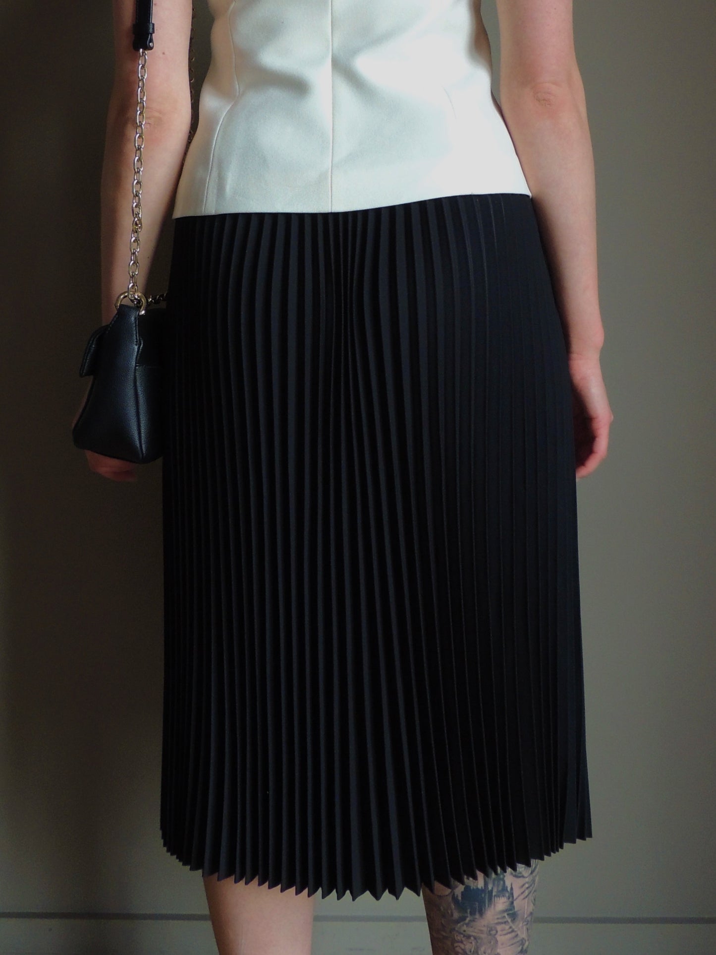 Classic pleated midi skirt in black