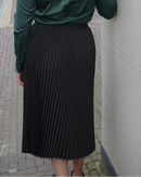 Classic pleated midi skirt in black