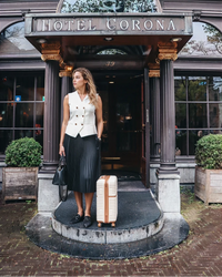 Classic pleated midi skirt in black